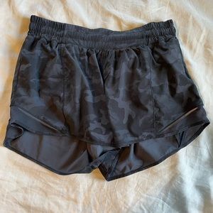 Lululemon black camo hottie hot 4” size 8